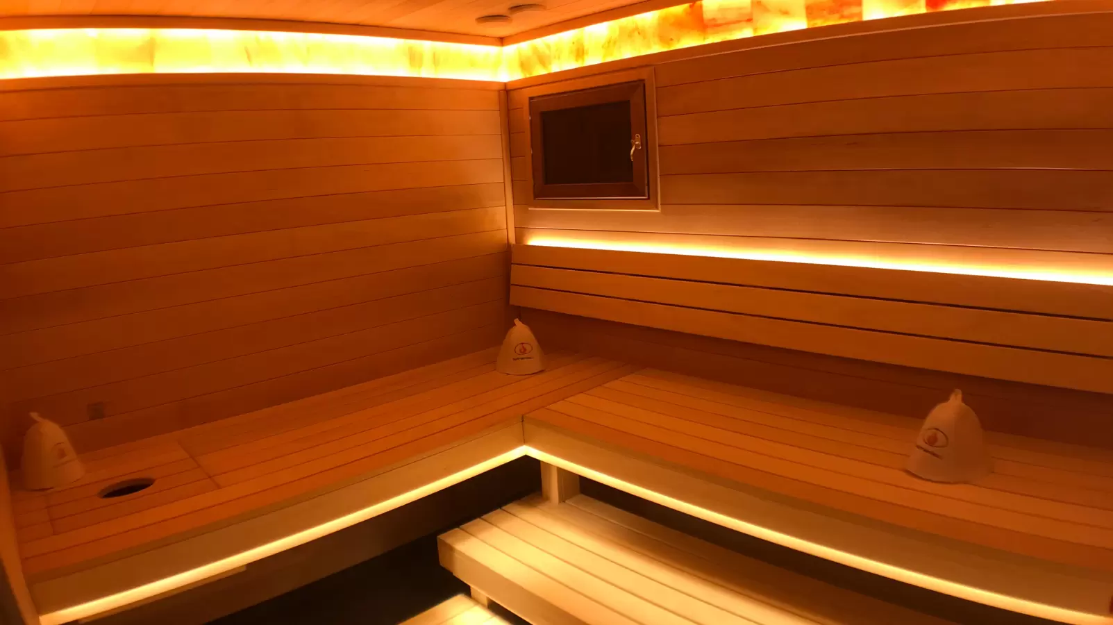 Парная из ольхи со светильником из гималайской соли