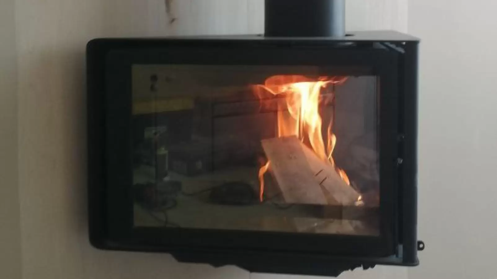 Hi-tech-камин в городской квартире