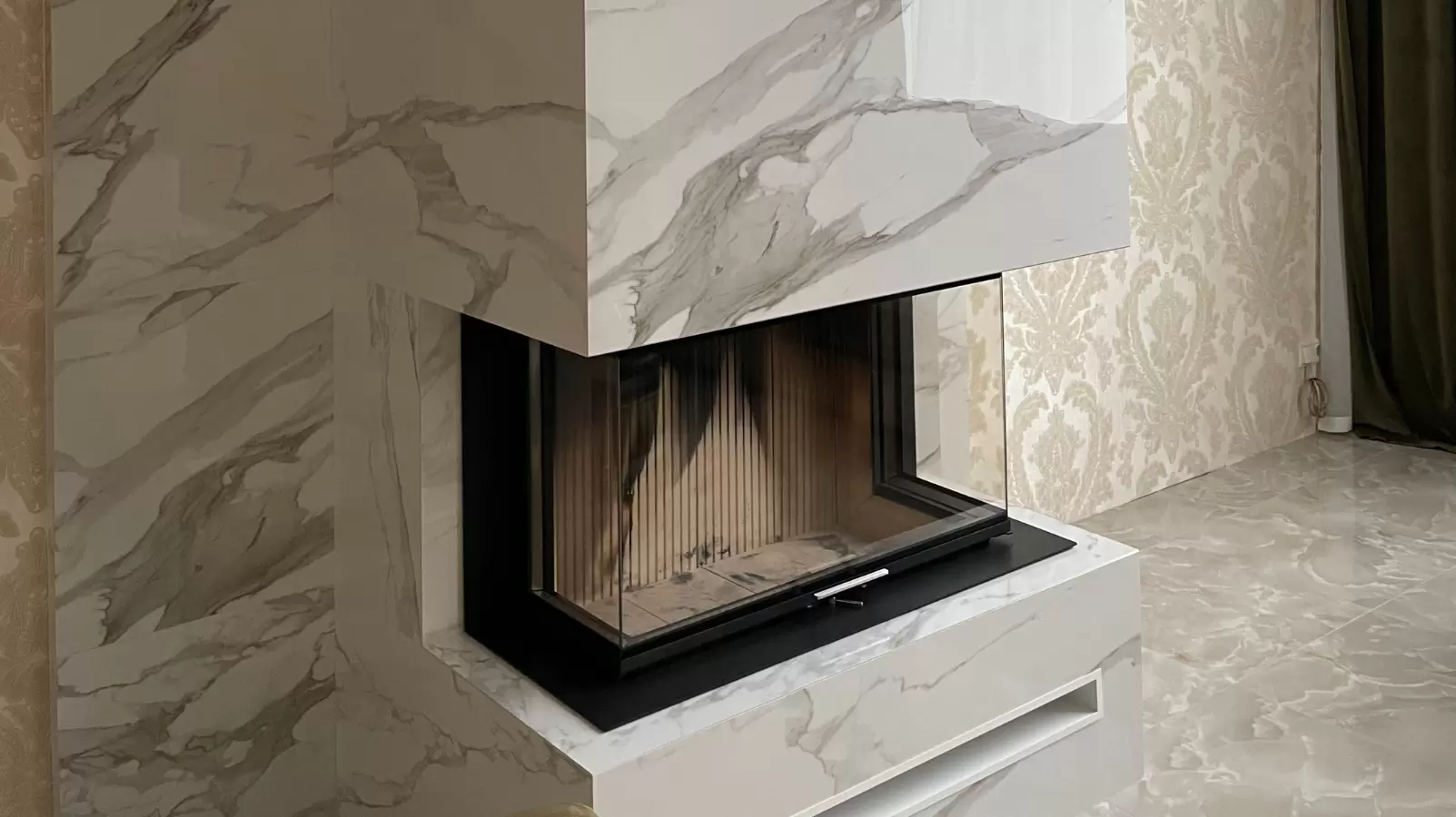 Камин в облицовке из керамогранита 