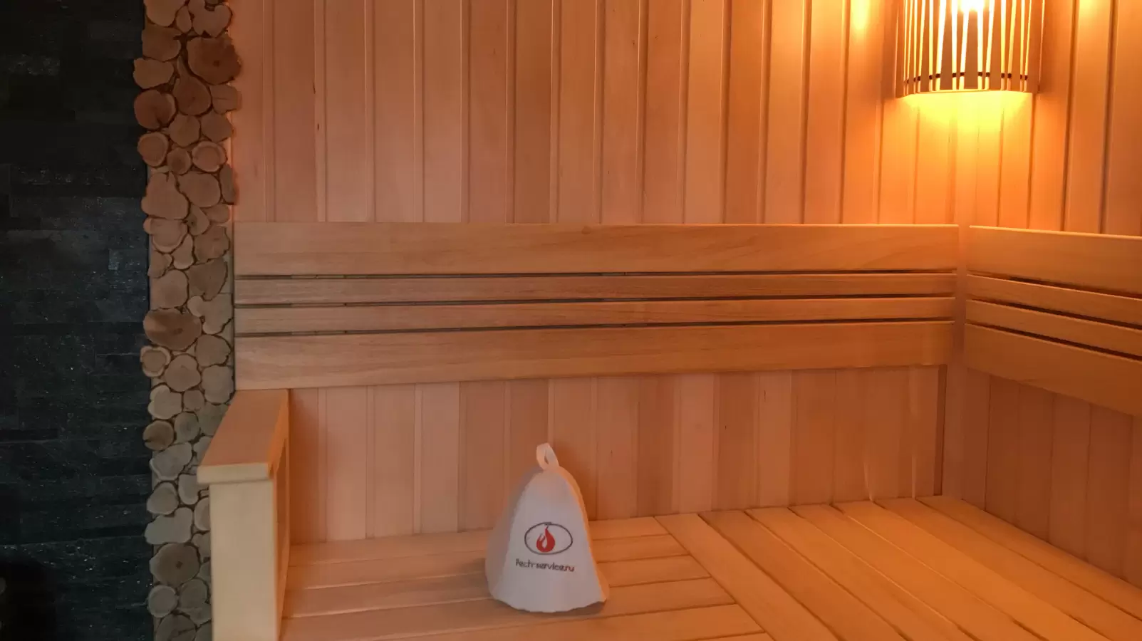 Небольшая липовая парная с можжевеловым панно