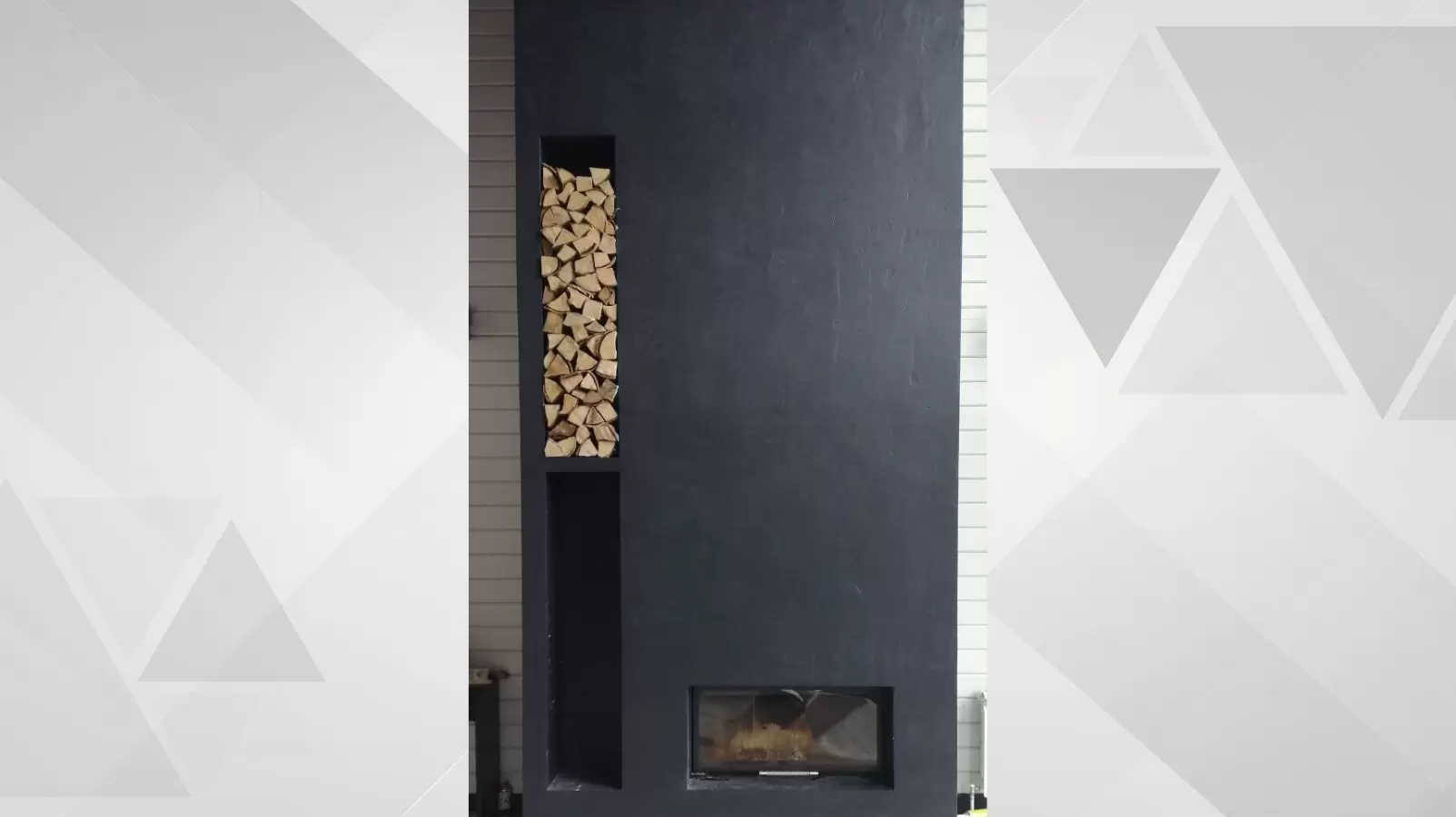 Графичный черный камин в деревянном доме