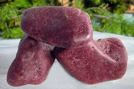 Камень Кварцит малиновый галтованный — 20кг (коробка)